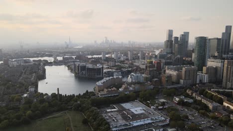 Vista-Aérea-Del-Distrito-Financiero-De-Thames-Y-Canary-Wharf