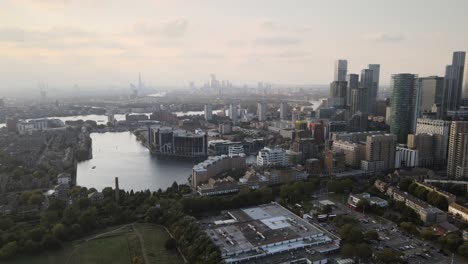 vista aérea del distrito financiero de thames y canary wharf