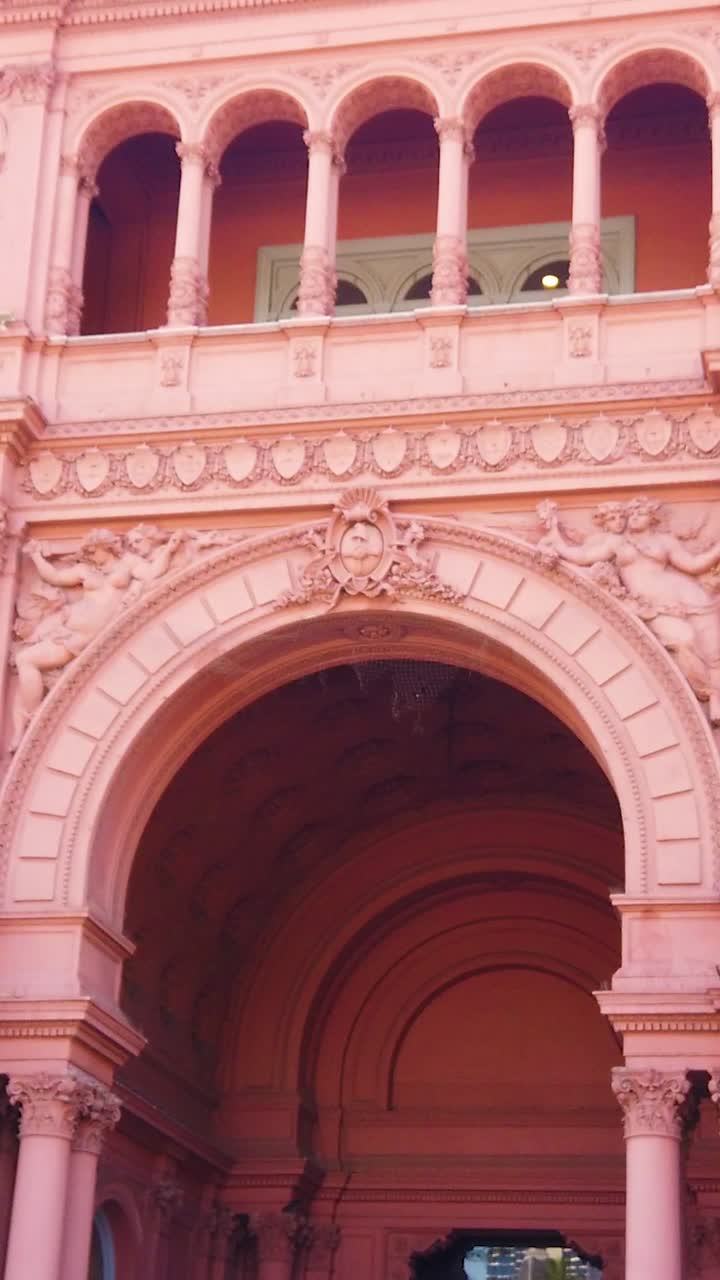 Façade verticale en contre-plongée du bâtiment gouvernemental présidentiel de la Maison Rose à Buenos Aires, Argentine, détails, tour de l'horloge.