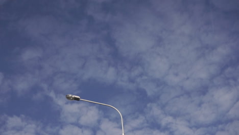 lámpara de la calle contra el cielo nublado