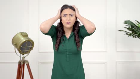 chica india siendo sorprendida por alguien