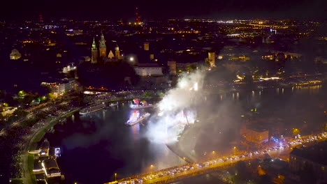 fuegos artificiales sobre el castillo real de wawel y el río vistula en cracovia durante el desfile del dragón, polonia