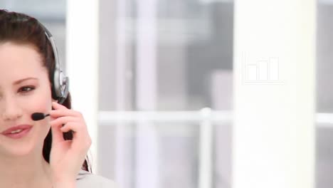 animación del icono del diagrama sobre una mujer de negocios caucásica usando auriculares de teléfono