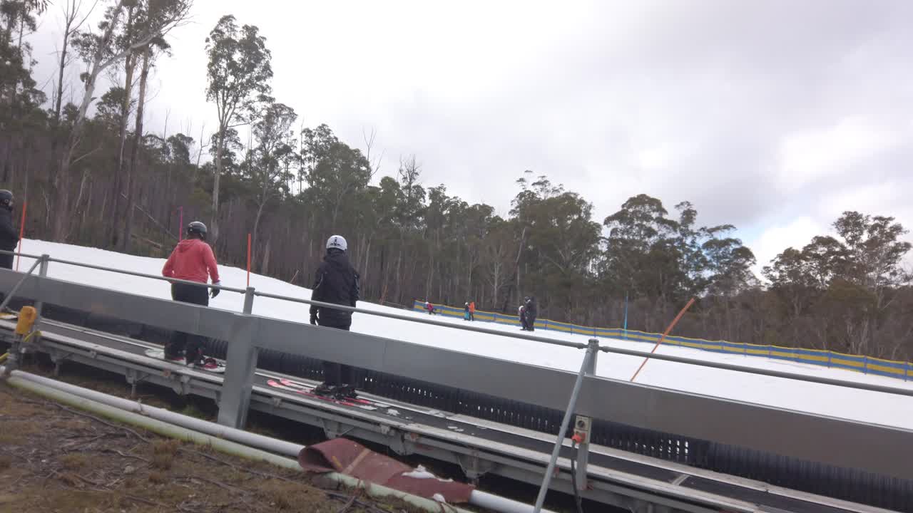 스키어와 스노보더들이 엘리베이터를 타고