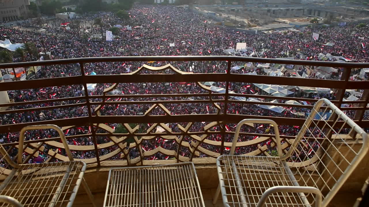 카이로 이집트 1의 타흐리르 광장에서 시위대가 내려다보이는 발코니에서 보기