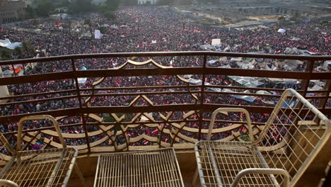 vista desde un balcón con vistas a los manifestantes en la plaza tahrir en el cairo egipto 1