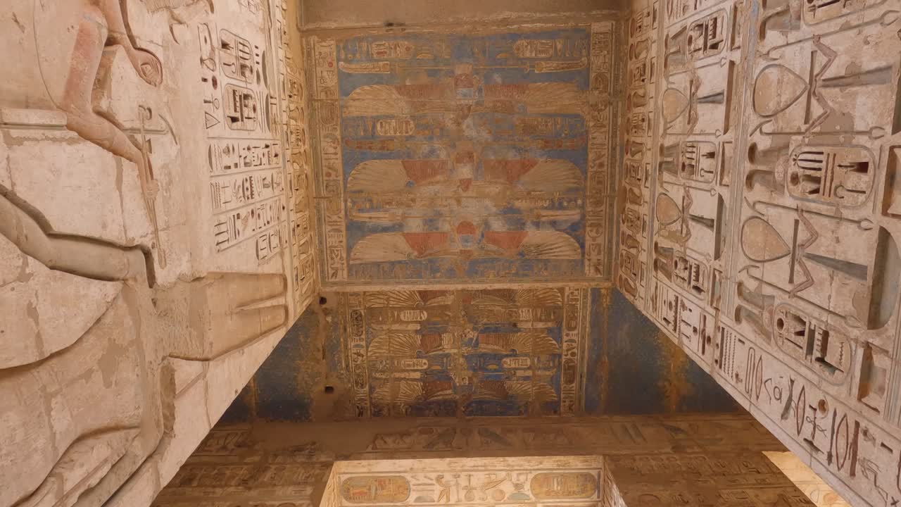 brillantes relieves de pared en los templos de medinet habu por los antiguos egipcios