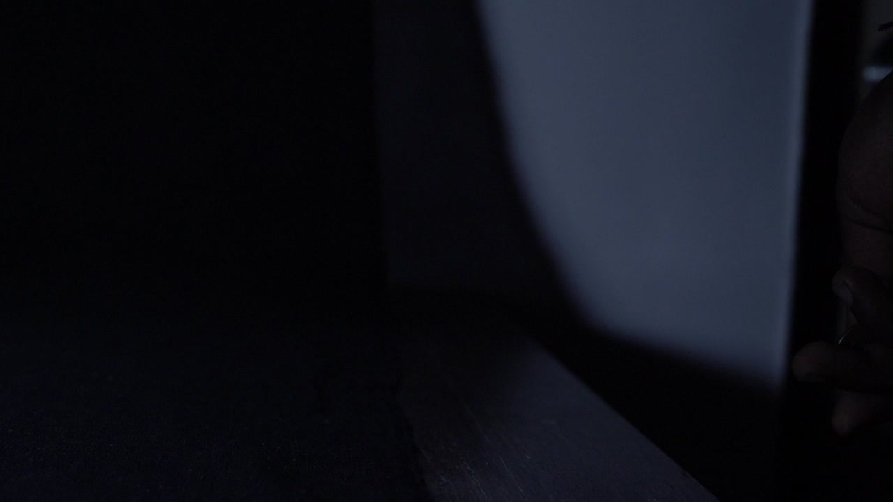 una mano está haciendo rodar la moneda india de 10 rupias de derecha a izquierda