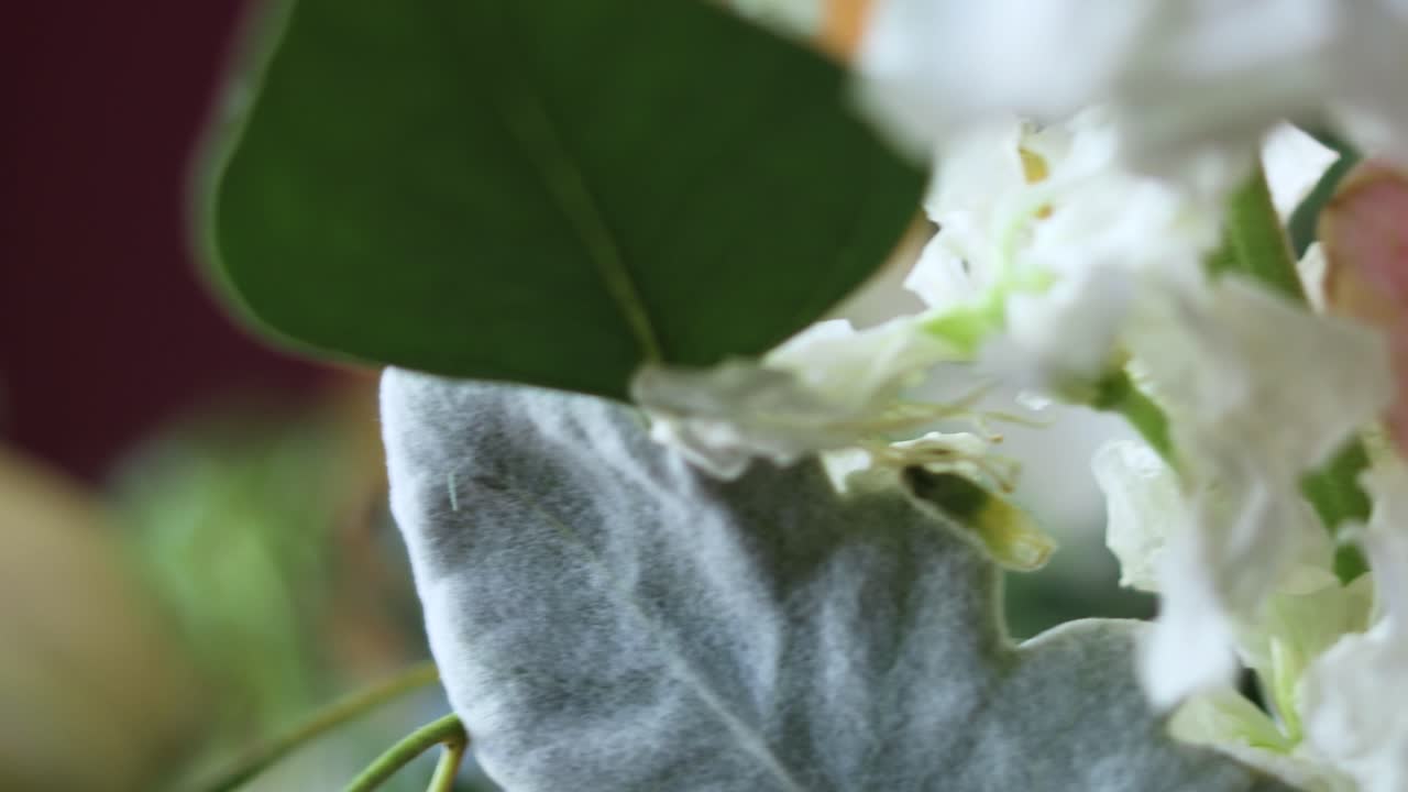 백합과 장미 부케의 클로즈업 샷