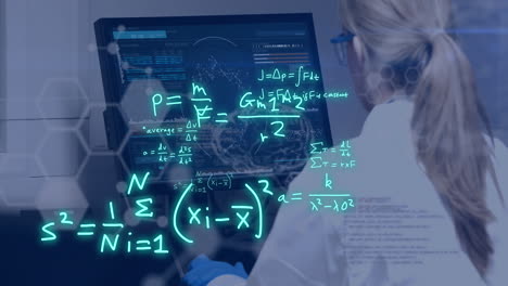 animación del procesamiento de datos científicos sobre una científica caucásica en el laboratorio