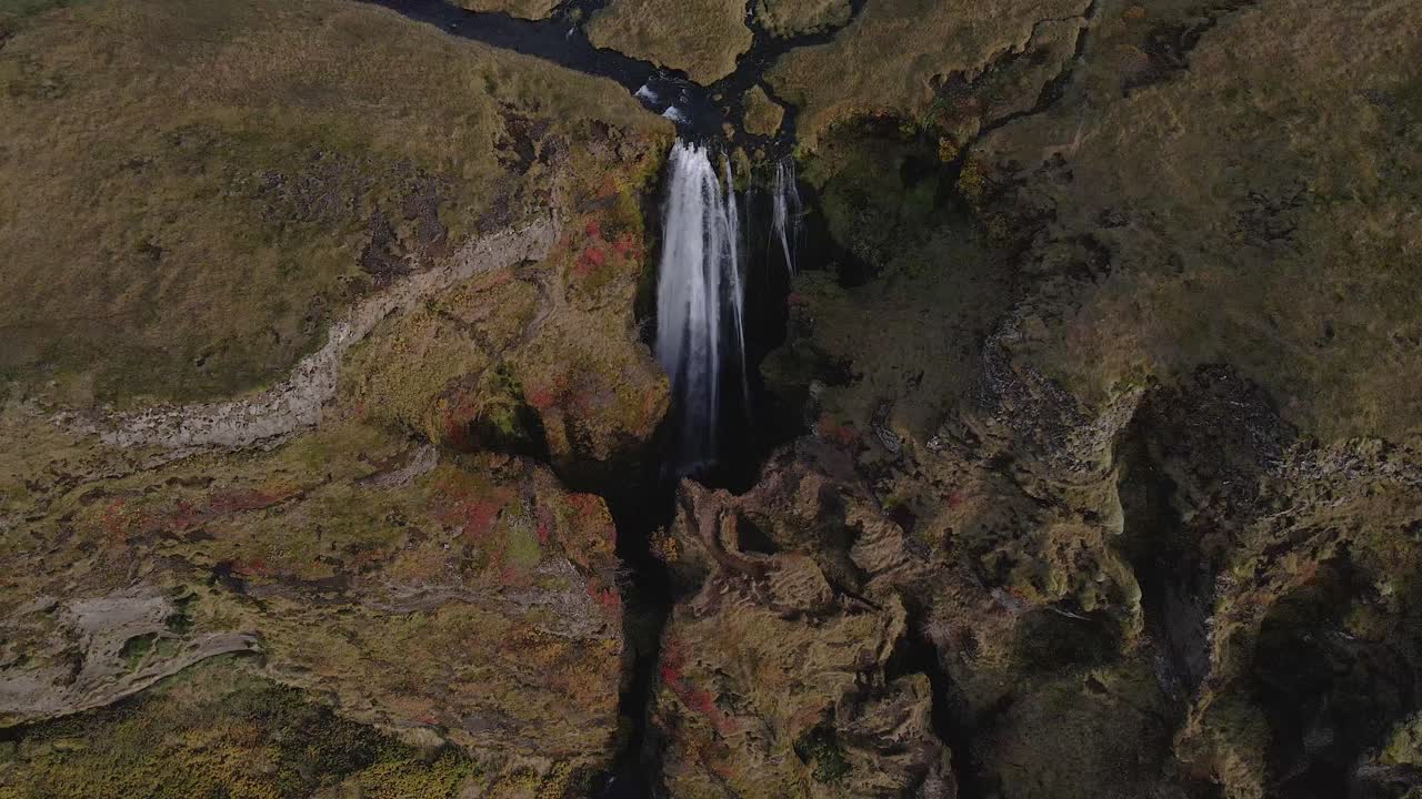 un dron se inclina sobre una toma de establecimiento de la cascada gjlufrabui en islandia