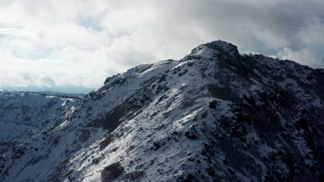 Brillantes-Cúmulos-Se-Desplazan-Suavemente-A-Través-De-Un-Cielo-Azul-Vibrante-En-Un-Relajante-Timelapse