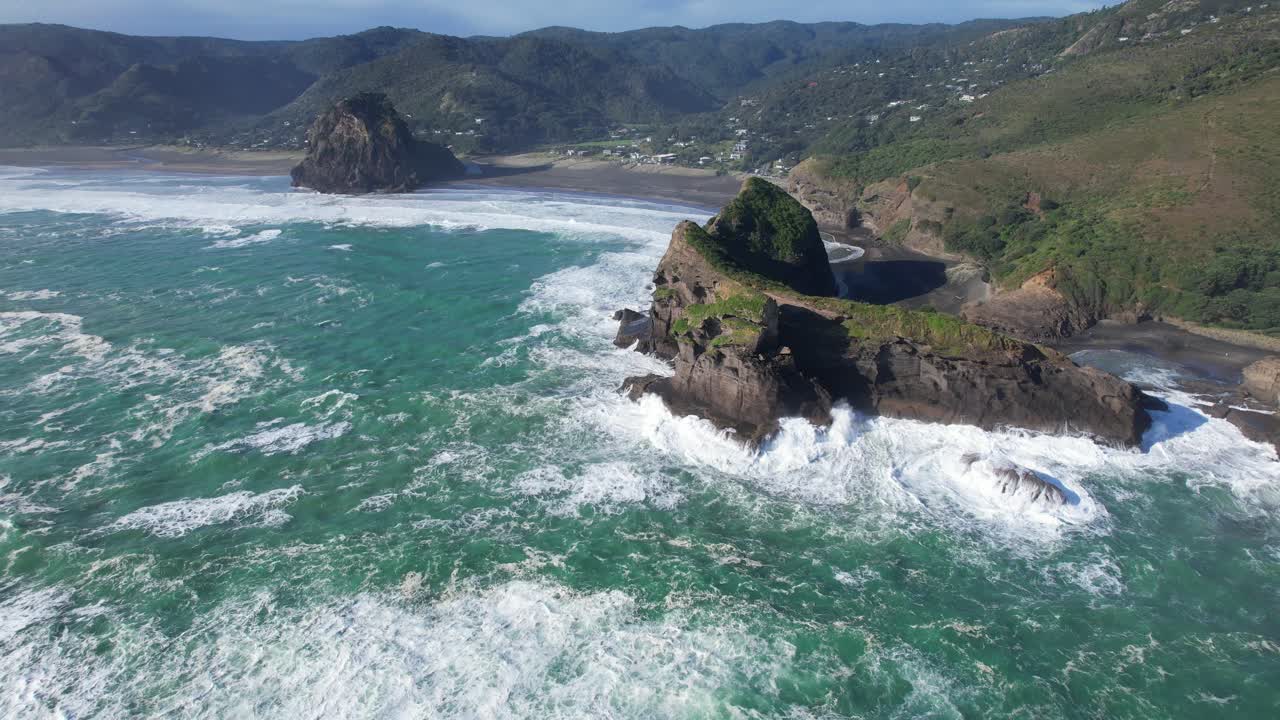 Murskaavat aallot Taitomo- ja Nun-kallioilla lähellä Piha Beachia ja Lion Rockia Aucklandissa, Uudessa-Seelannissa.