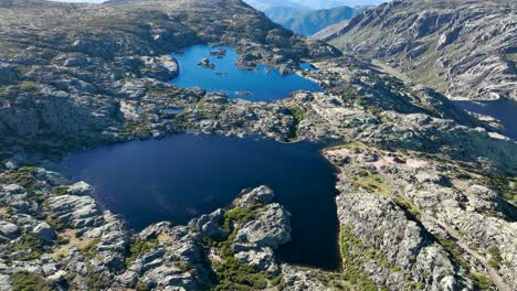 Grupo-De-Lagunas-Pozos-De-Loriga-Que-Actúan-Como-Reservorios-De-Agua,-Serra-Da-Estrela