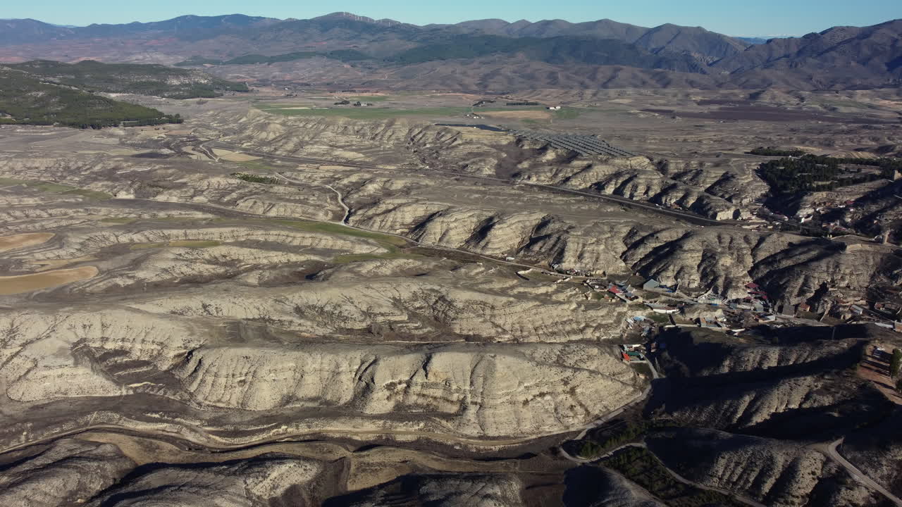 Vista aerea di una valle arida con un villaggio in Spagna