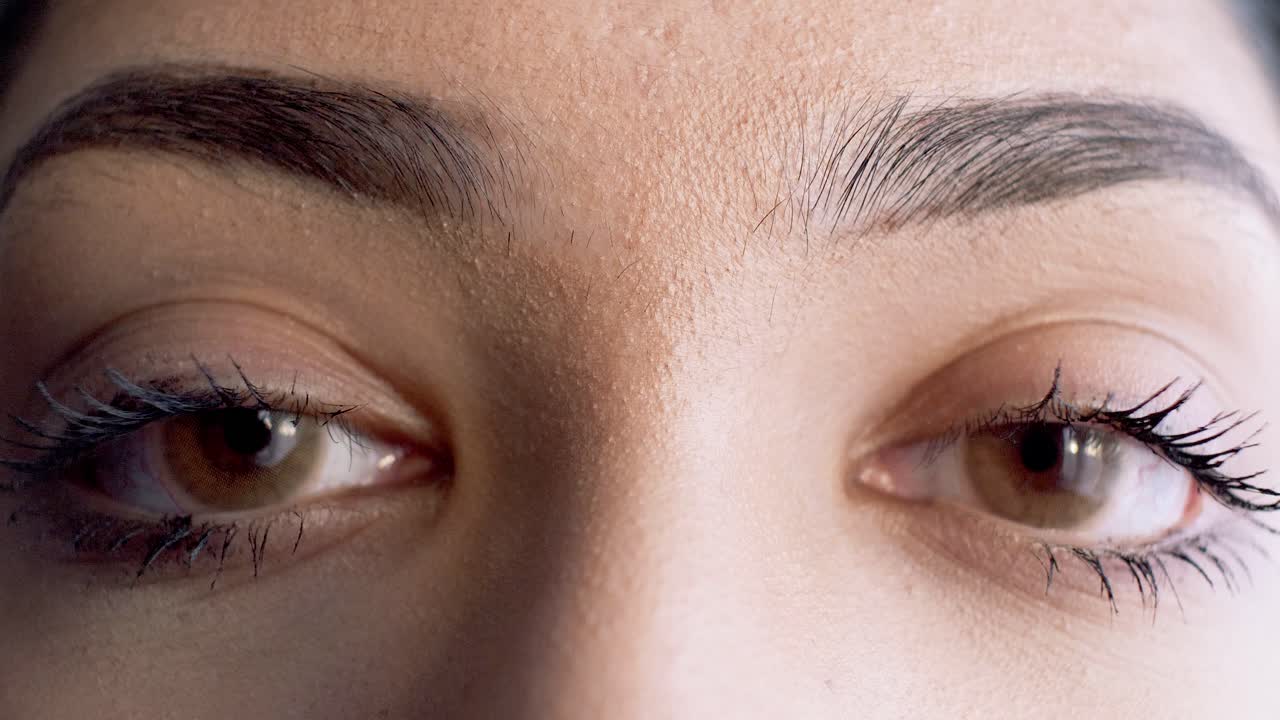 18세 아시아 여성의 양쪽 눈, 눈썹, 콧대를 닫습니다.