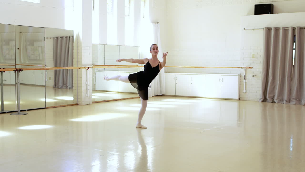 발레리나가 운동을 하고 있습니다.