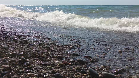 Wellen-Krachen-Am-See-Am-Kiesstrand