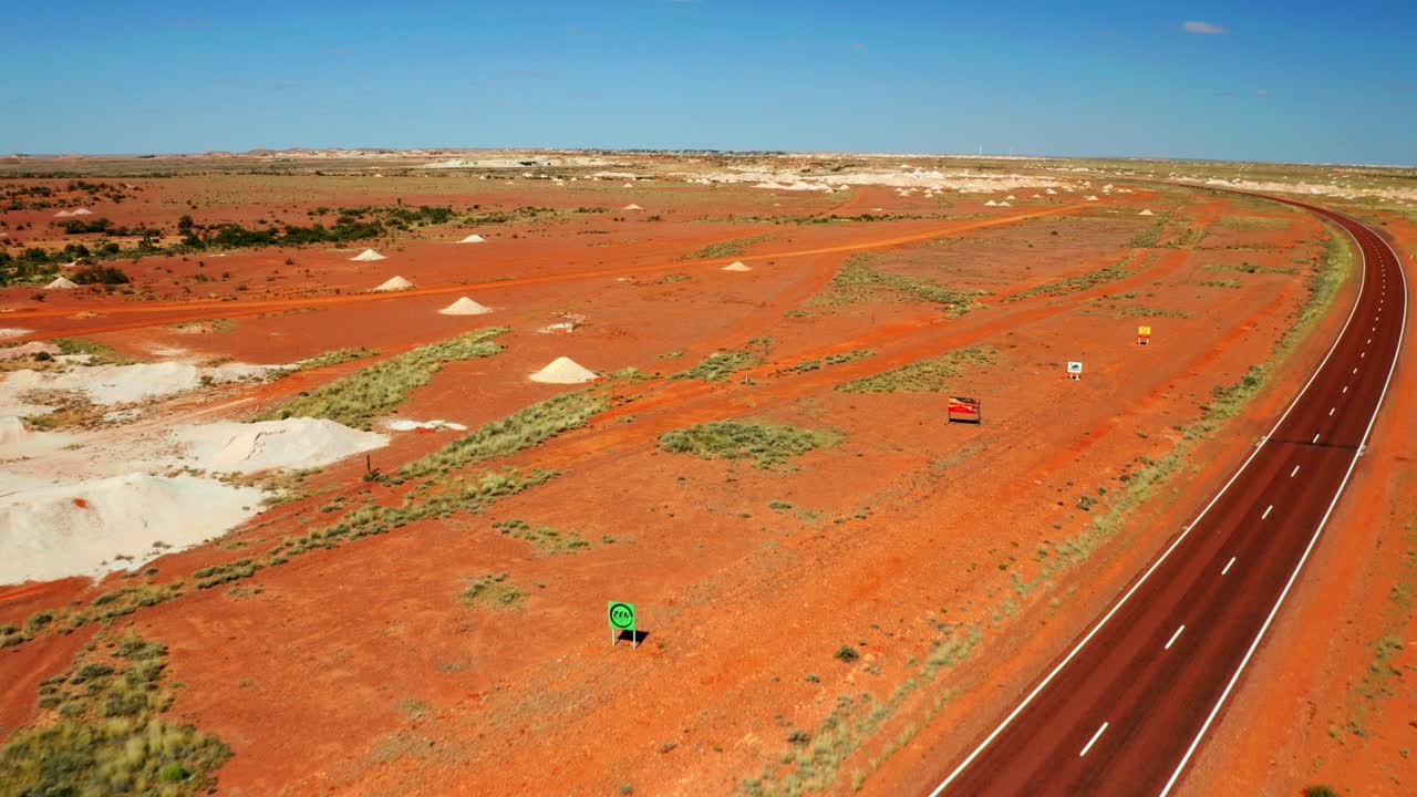 camino vacío en el desierto desolado en el centro rojo en el territorio del norte, australia