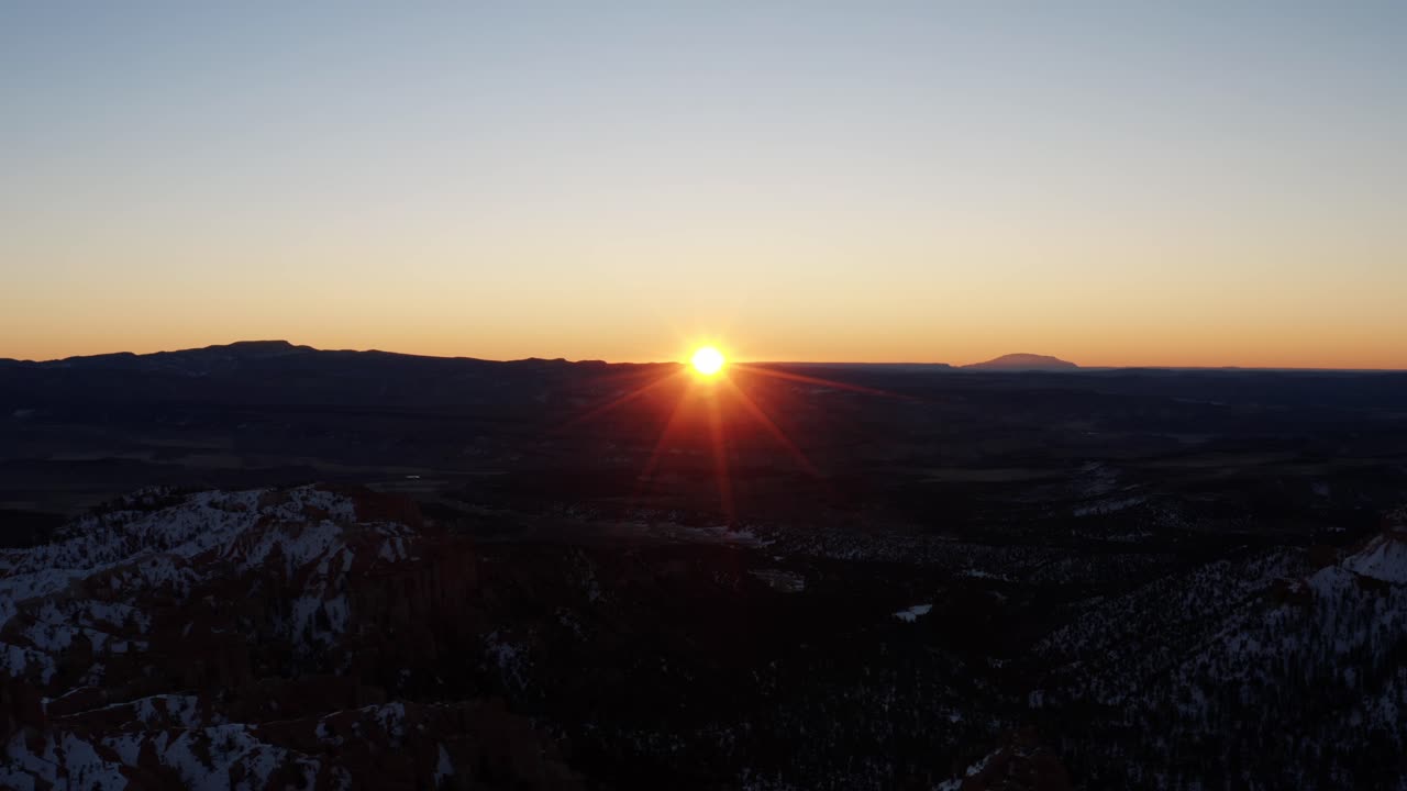 impresionante puesta de sol de invierno con vistas al famoso anfiteatro natural en el parque nacional bryce canyon, utah