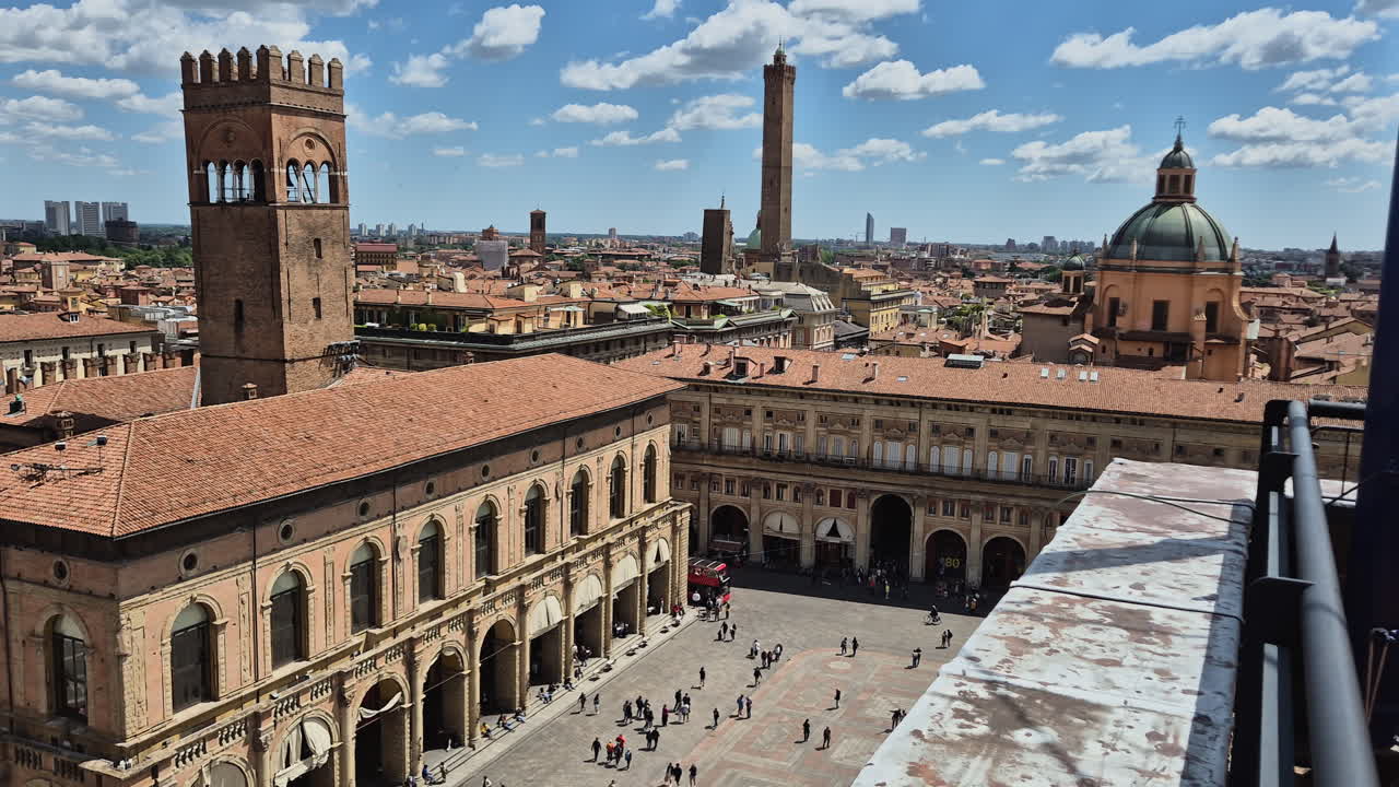 Flyfoto av bybildet over Piazza Maggiore i Bologna, Italia