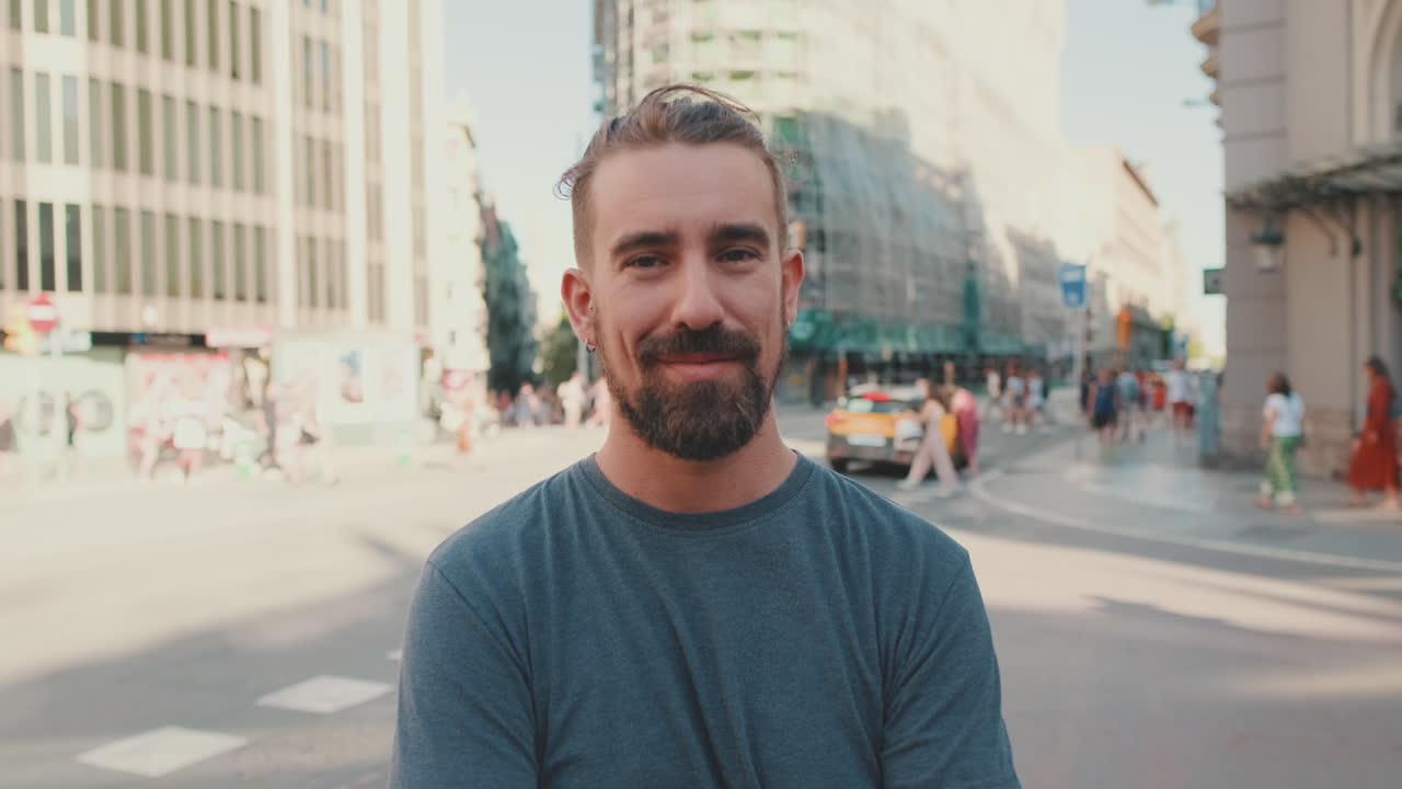 hombre con barba en la calle de la ciudad