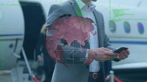 animación de un globo giratorio y procesamiento de datos, sobre un hombre de negocios que usa un teléfono inteligente junto al avión