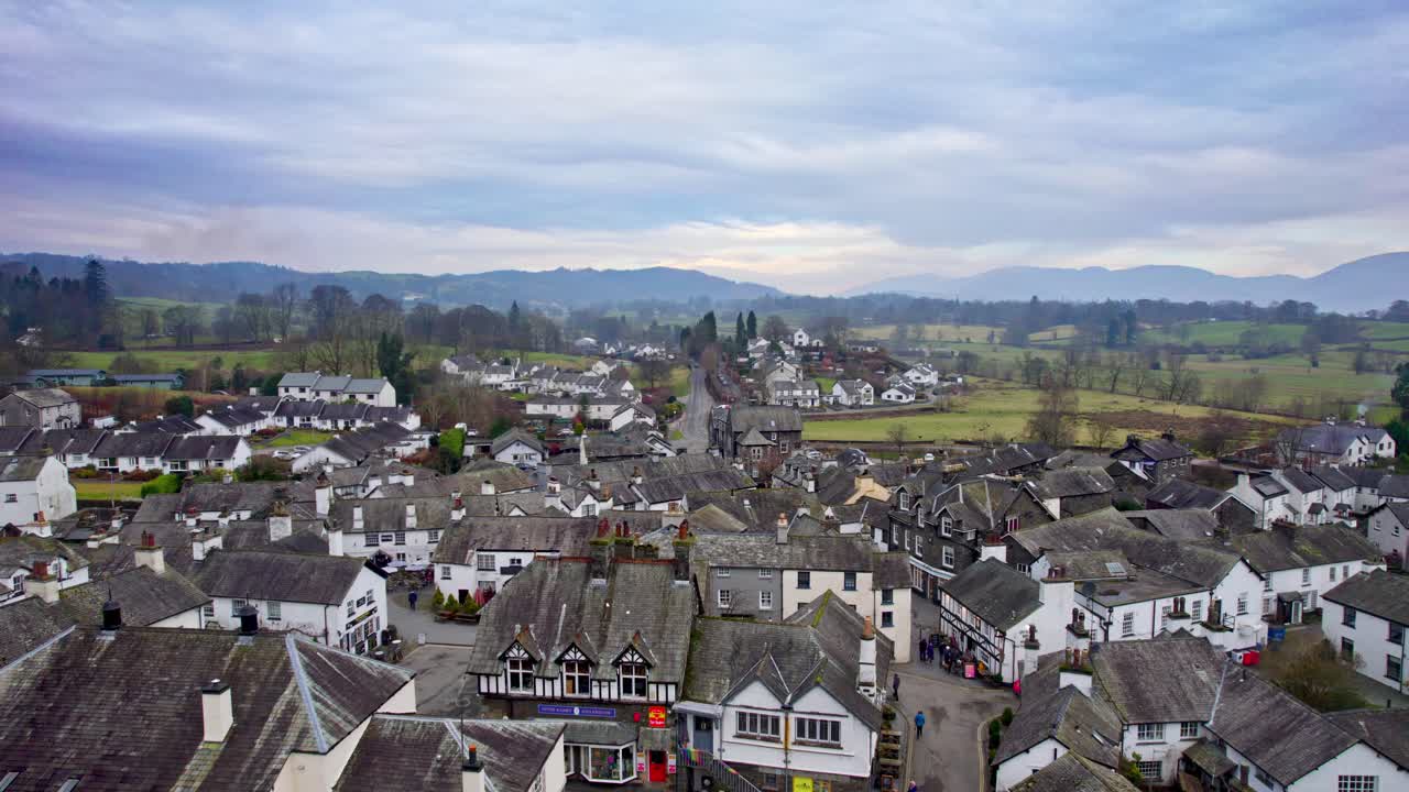 drone, imágenes aéreas del pueblo histórico de hawkshead, una ciudad antigua en el distrito de los lagos, cumbria