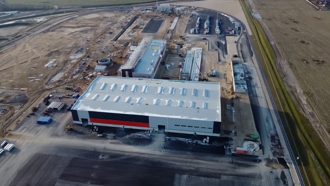 vista aérea de más de un nuevo sitio de desarrollo de construcciones, proyectos de almacenes y maquinaria pesada y trabajadores de la construcción están trabajando en el área.