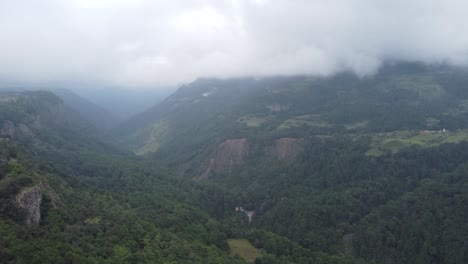 profundos barrancos de zacatlan, pueblo bajo nubes atmósfera, méxico