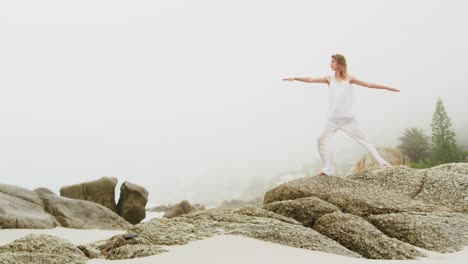 Vorderansicht-Einer-Kaukasischen-Frau,-Die-Am-Strand-Yoga-Macht,-4k