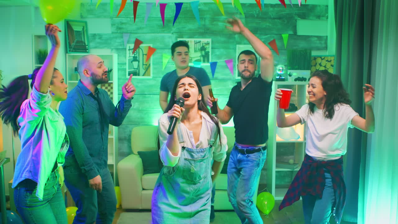 아름다운 젊은 여성이 마이크에서 노래를 부르고 있습니다.