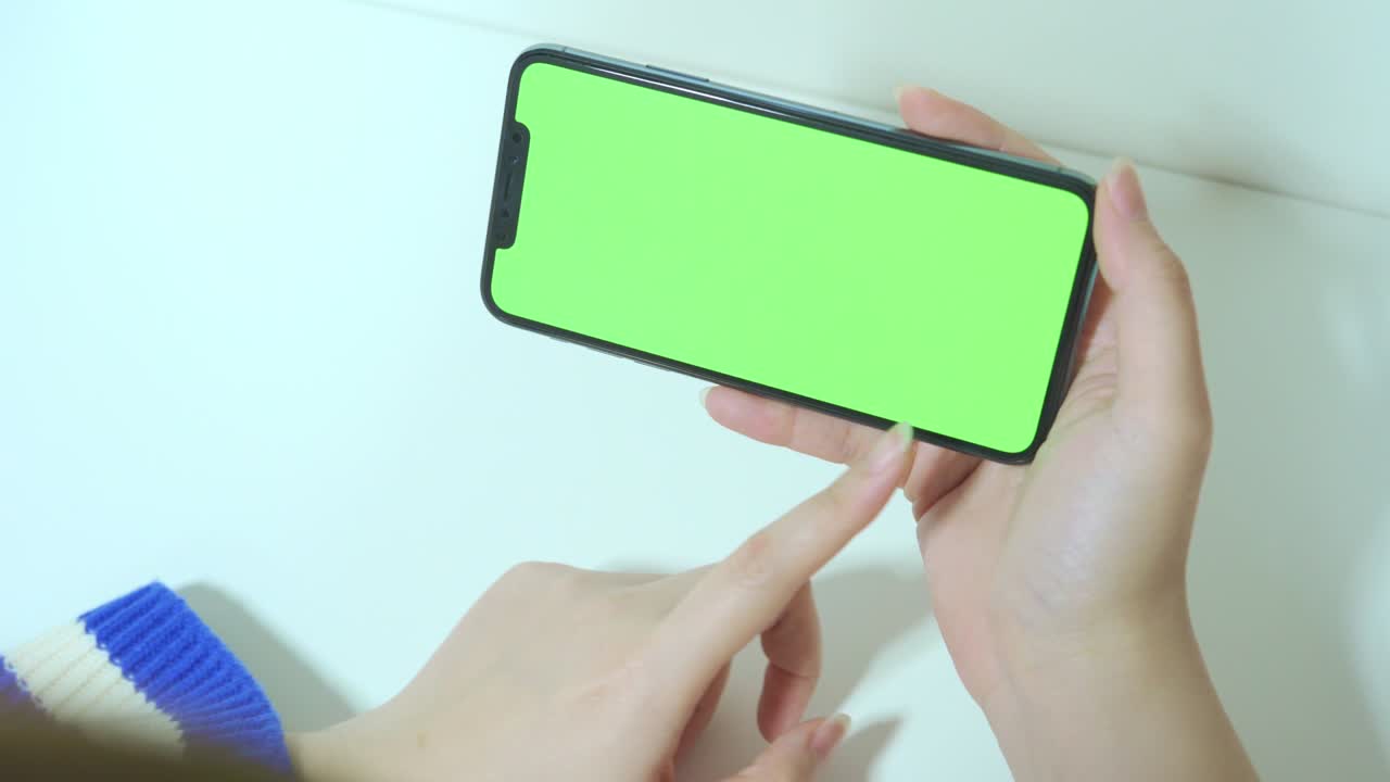 4k vdo 아름다움 여성 손을 잡고 녹색 화면과 색 고립 된 배경으로 휴대 전화를 사용합니다.