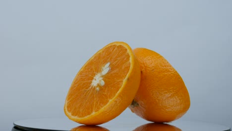 la fruta naranja se vuelve de color en el fondo