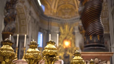 Velas-En-Copos-De-Oro-Dentro-Del-Vaticano,-Roma