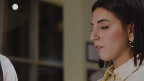 mujer sonriente usando un teléfono inteligente
