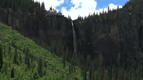 telluride velo nupcial cae cascada colorado planta de energía casa drone aéreo hacia arriba aspen soleado árboles uncompahgre bosque verano caja verde cañón paso oso negro carretera montañas rocosas 4wd cielo azul