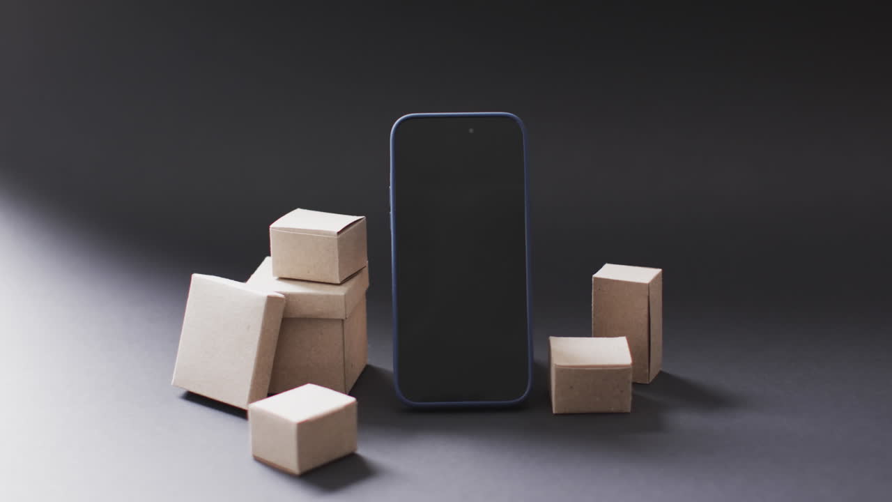 블랙 배경에 복사 공간이 있는 빈 화면과 상자의 스마트폰 비디오