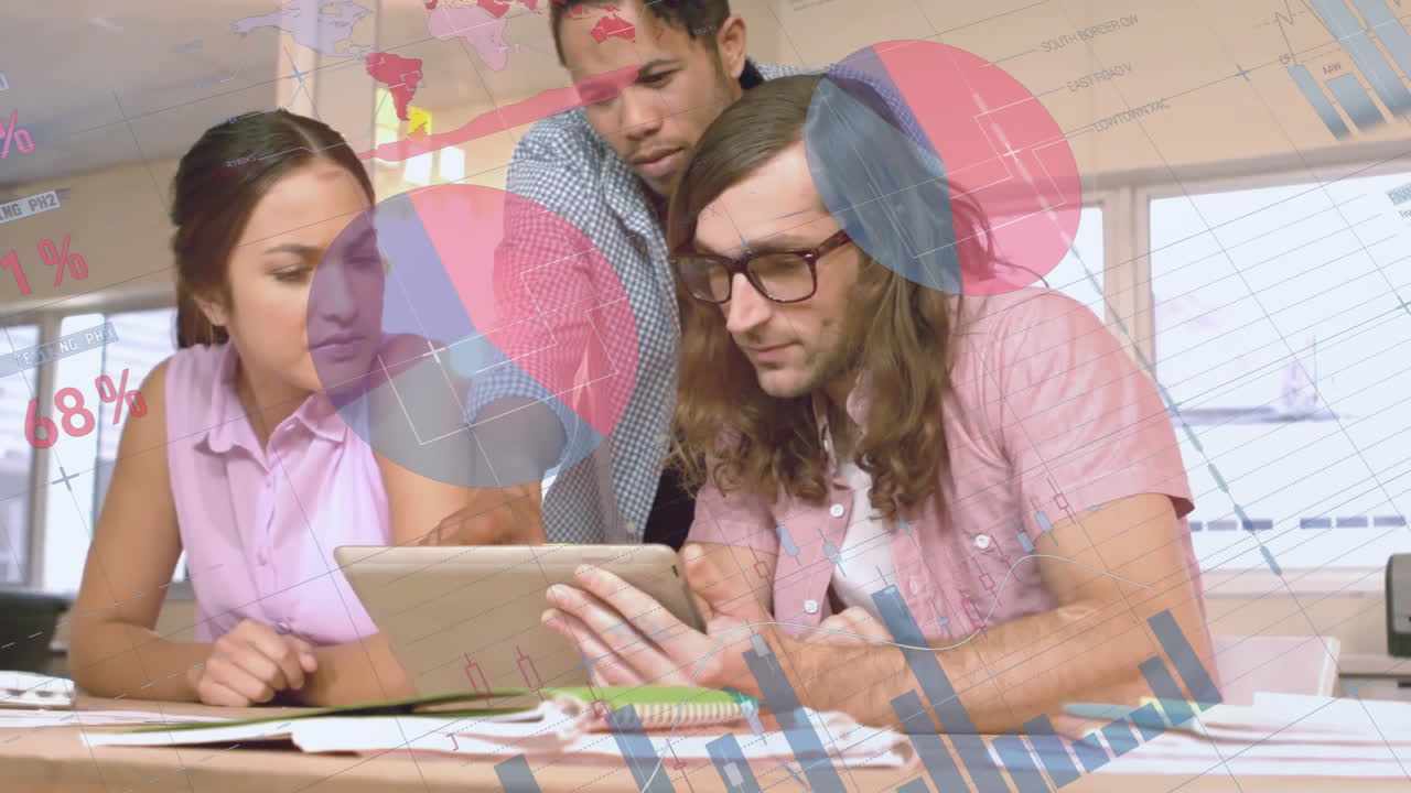 análisis de datos en la tableta, equipo de negocios con gráficos globales animación sobre el espacio de trabajo