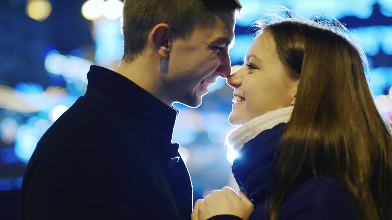 밤 도시에서 사랑에 빠진 커플 키스