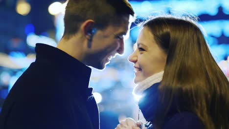 Pareja-De-Enamorados-Besos-En-La-Ciudad-De-Noche