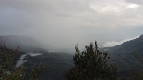 Wunderschöne-Aussicht-über-Die-Blue-Mountains-In-Sydney,-NSW,-Australien,-Grüne-Natur-Und-Regen-In-Der-Ferne