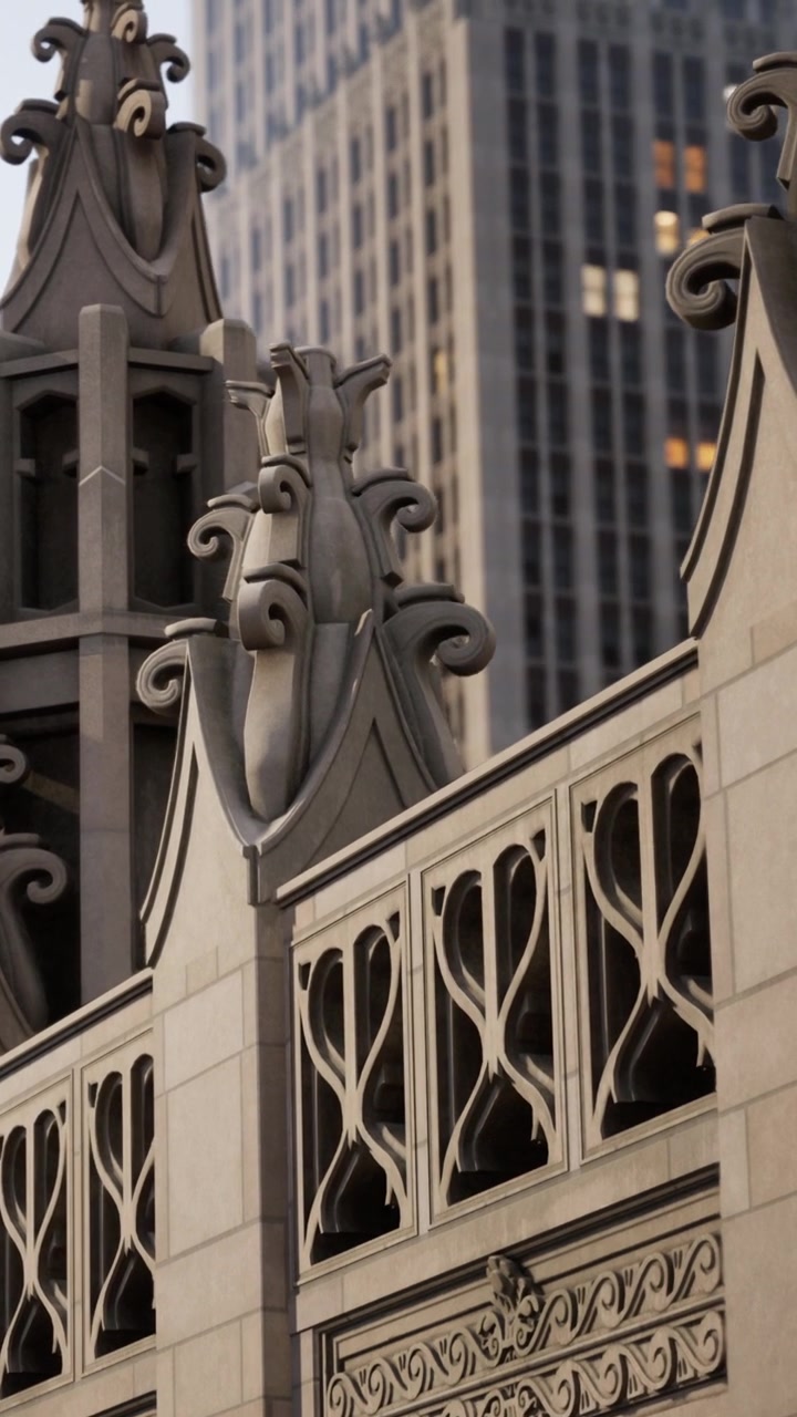 Arquitectura histórica en un entorno urbano con diseños y detalles intrincados.