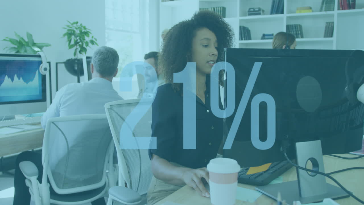 animación de un porcentaje creciente contra la mujer afroamericana que usa la computadora en la oficina