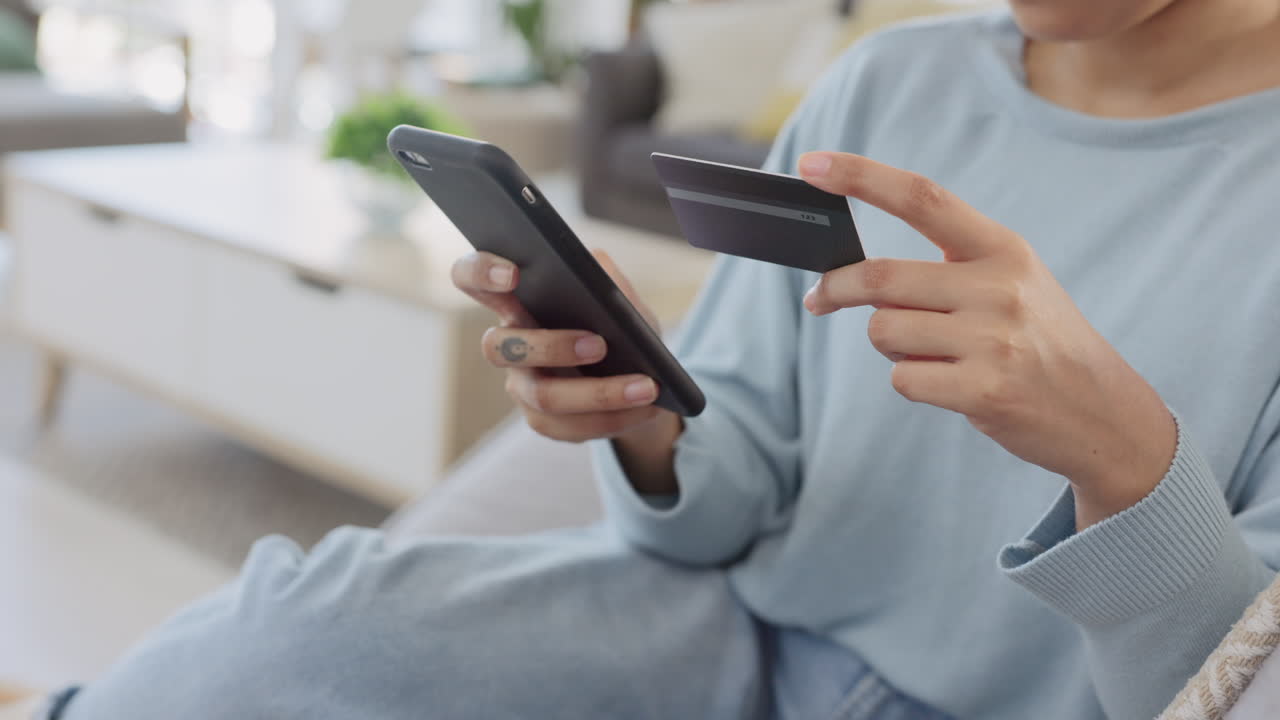 uso de tarjeta de crédito y teléfono para banca en línea