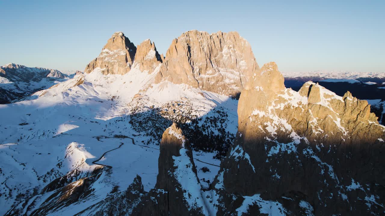invierno passo sella en los dolomitas con drone cerca de rocas