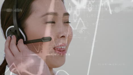 animación de la red de conexiones y gráficos financieros sobre feliz consultora femenina asiática