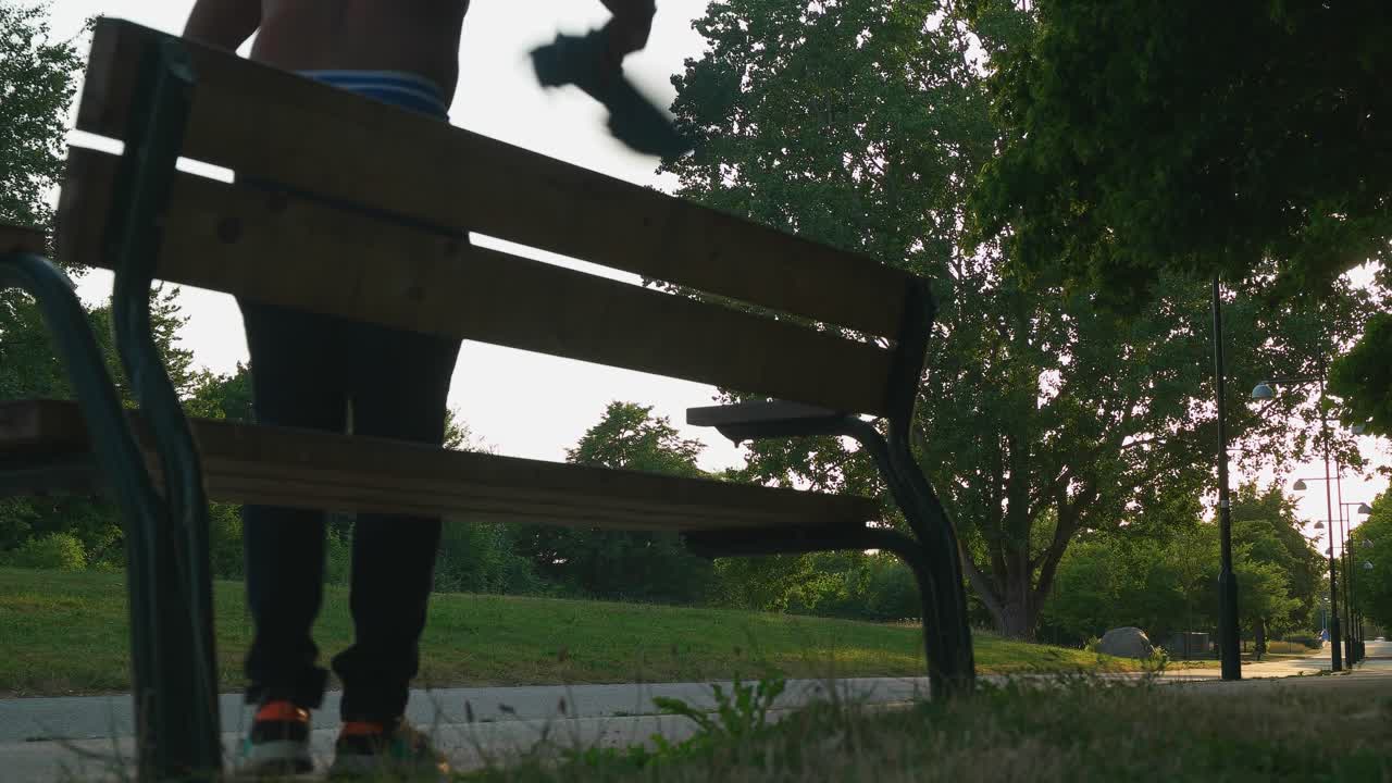 clima caluroso de verano en suecia hombre sin camisa