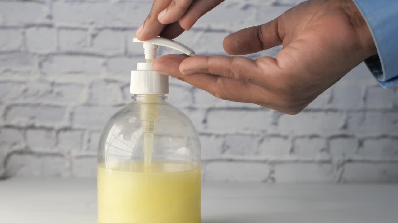 손 소독제를 적용하는 것