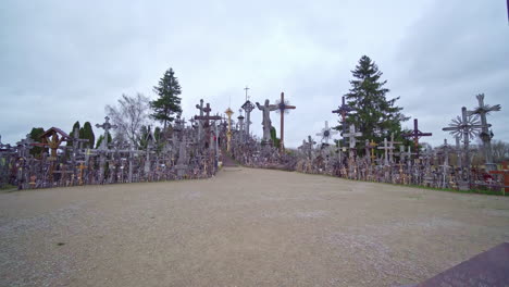 Un-Magnífico-Sitio-Religioso,-Lleno-De-Numerosas-Cruces-Cristianas